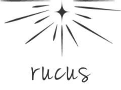 rucusの黒いロゴ